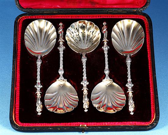 A cased set of four Victorian silver parcel gilt fruit serving spoons and a sugar sifter, spoon 197mm, weight 12.4oz/388 grms.